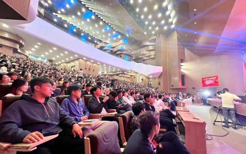 第四届“马季杯”全国大学生相声展演“相约才俊”文艺晚会现场。宝坻区委宣传部供图