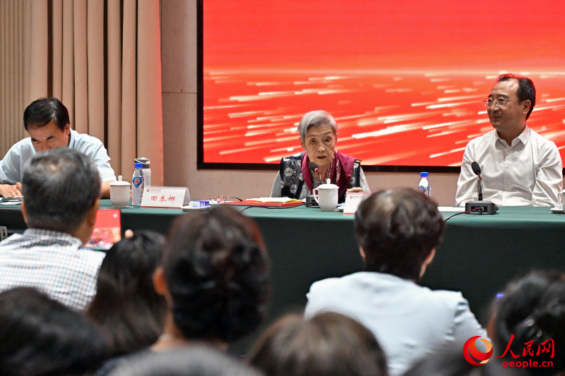 田本娜先生发言。人民网记者 孙一凡摄
